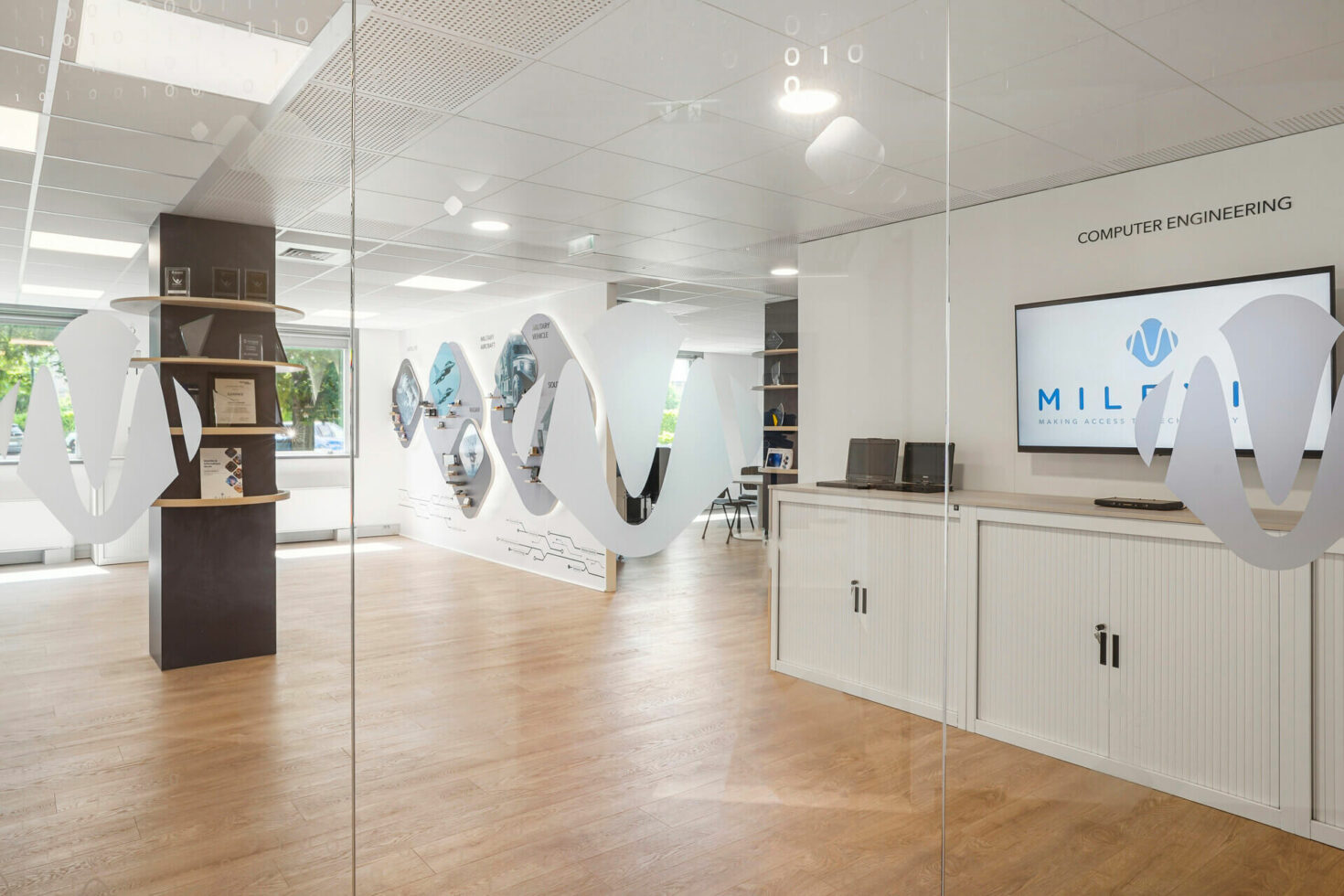 Vitrophanie du showroom Milexia by WENES Aménagement