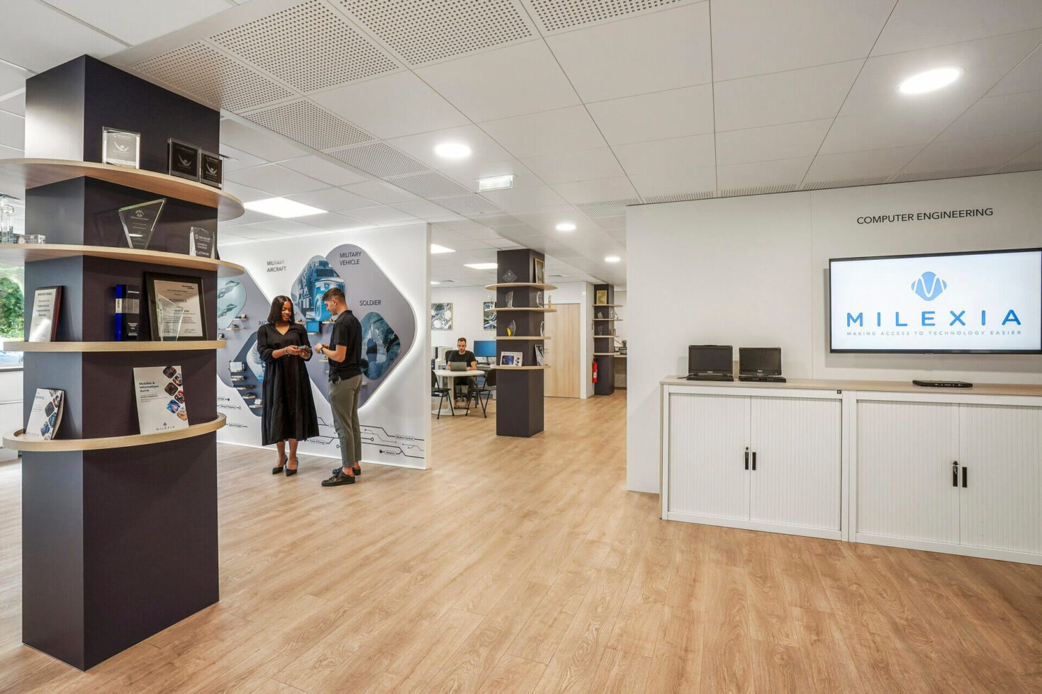 Présentation d'un composant dans le showroom MIilexia by WENES Aménagement