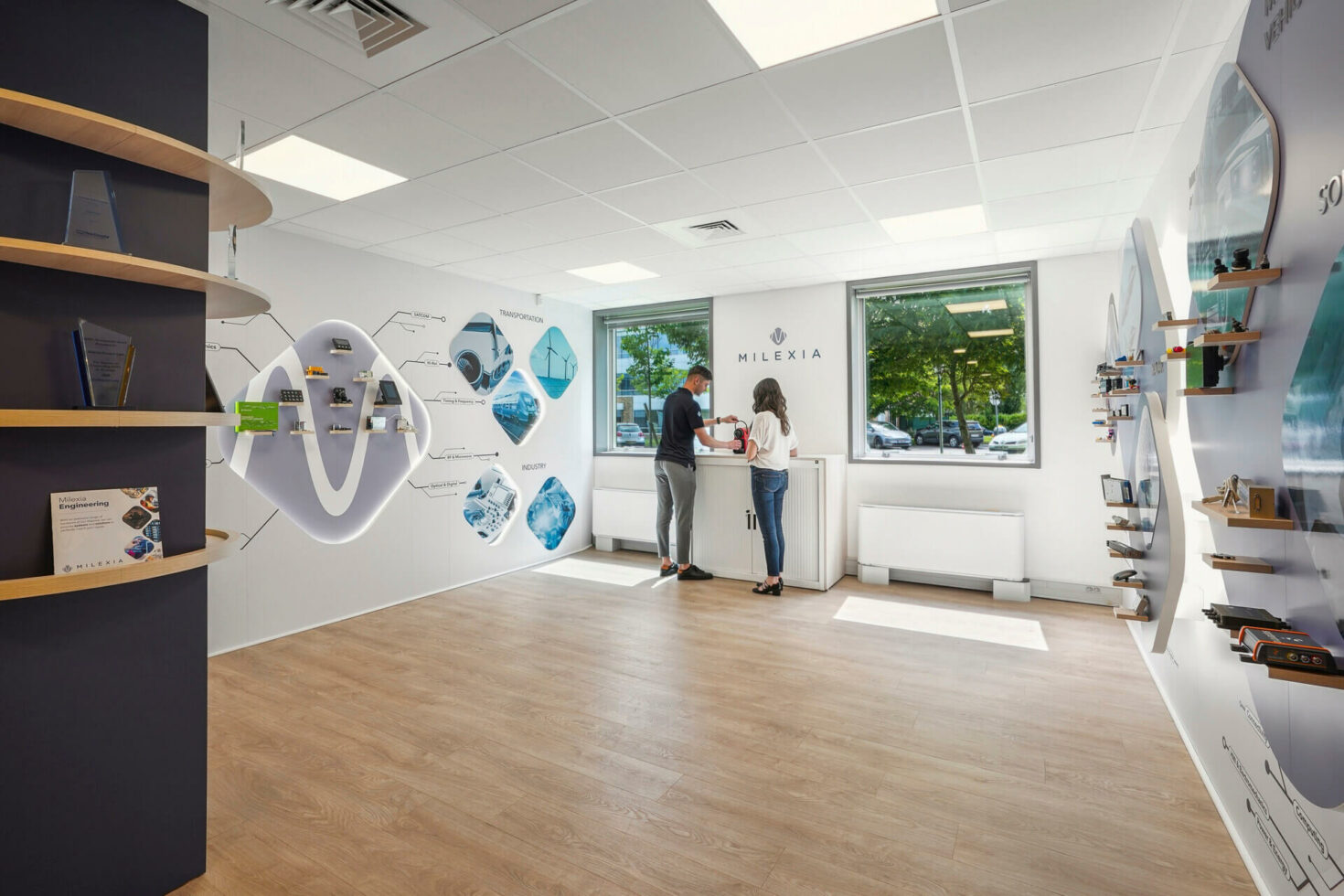 Clients au showroom Milexia by WENES Aménagement