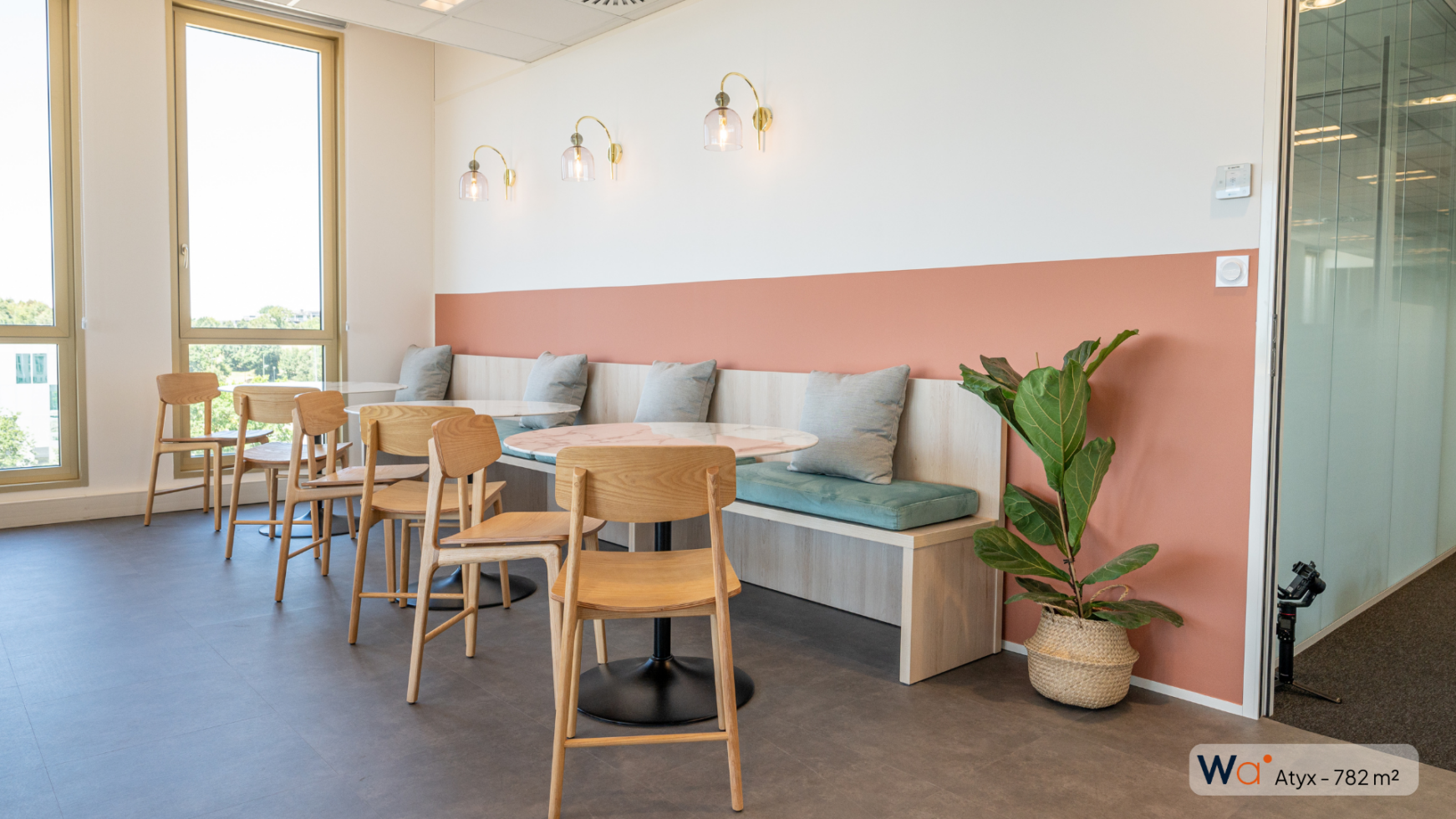 Vue d'ensemble de la cafétéria atyx by WENES Aménagement