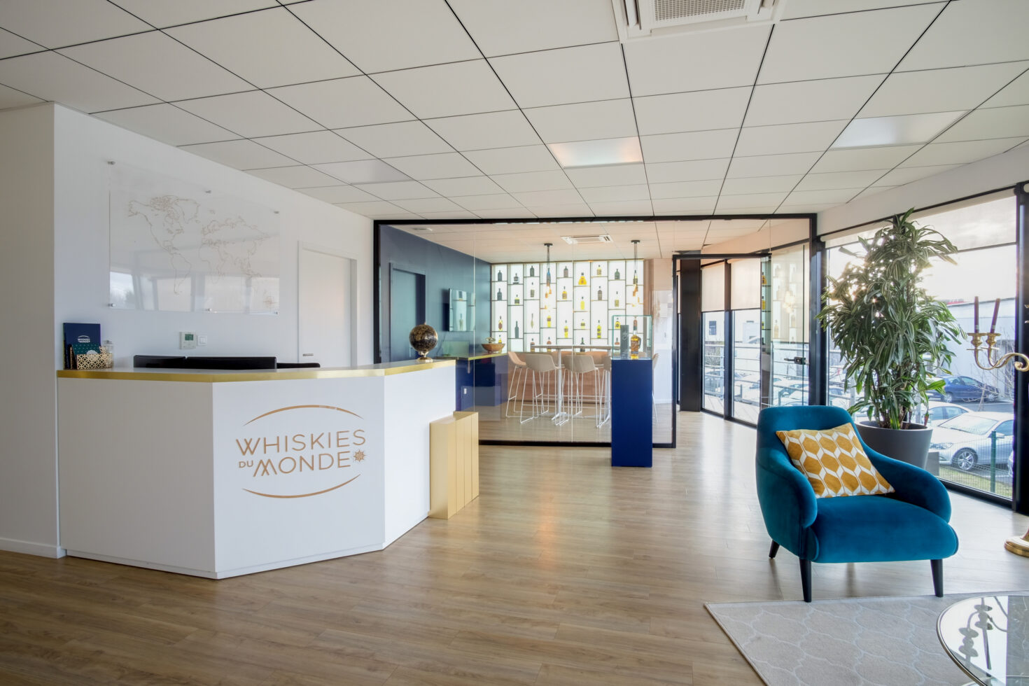 Espace accueil des bureaux WHISKIES DU MONDE by WENES Aménagement