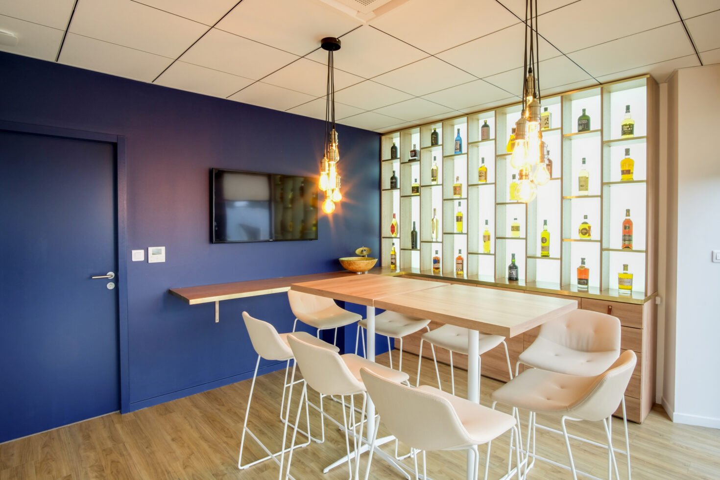 Espace showroom des bureaux WHISKIES DU MONDE by WENES Aménagement