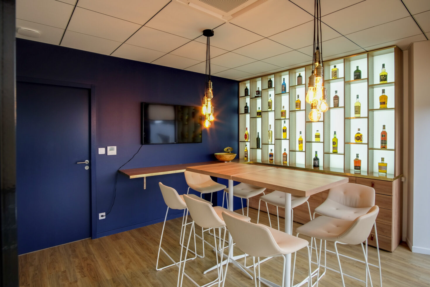Espace showroom dans les bureaux WHISKIES DU MONDE by WENES Aménagement