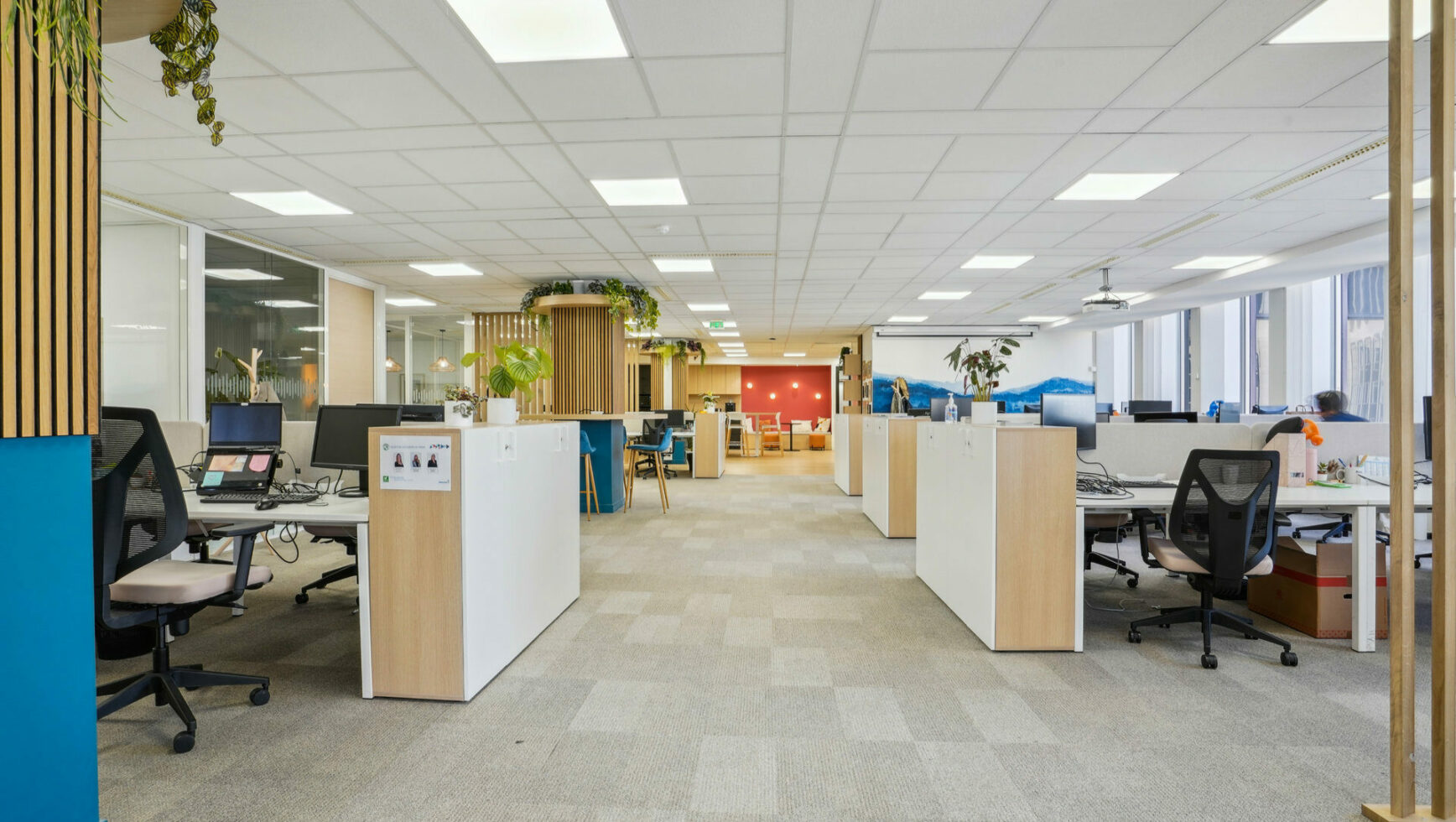 Espace coworking des bureaux Neurones IT by WENES Aménagement