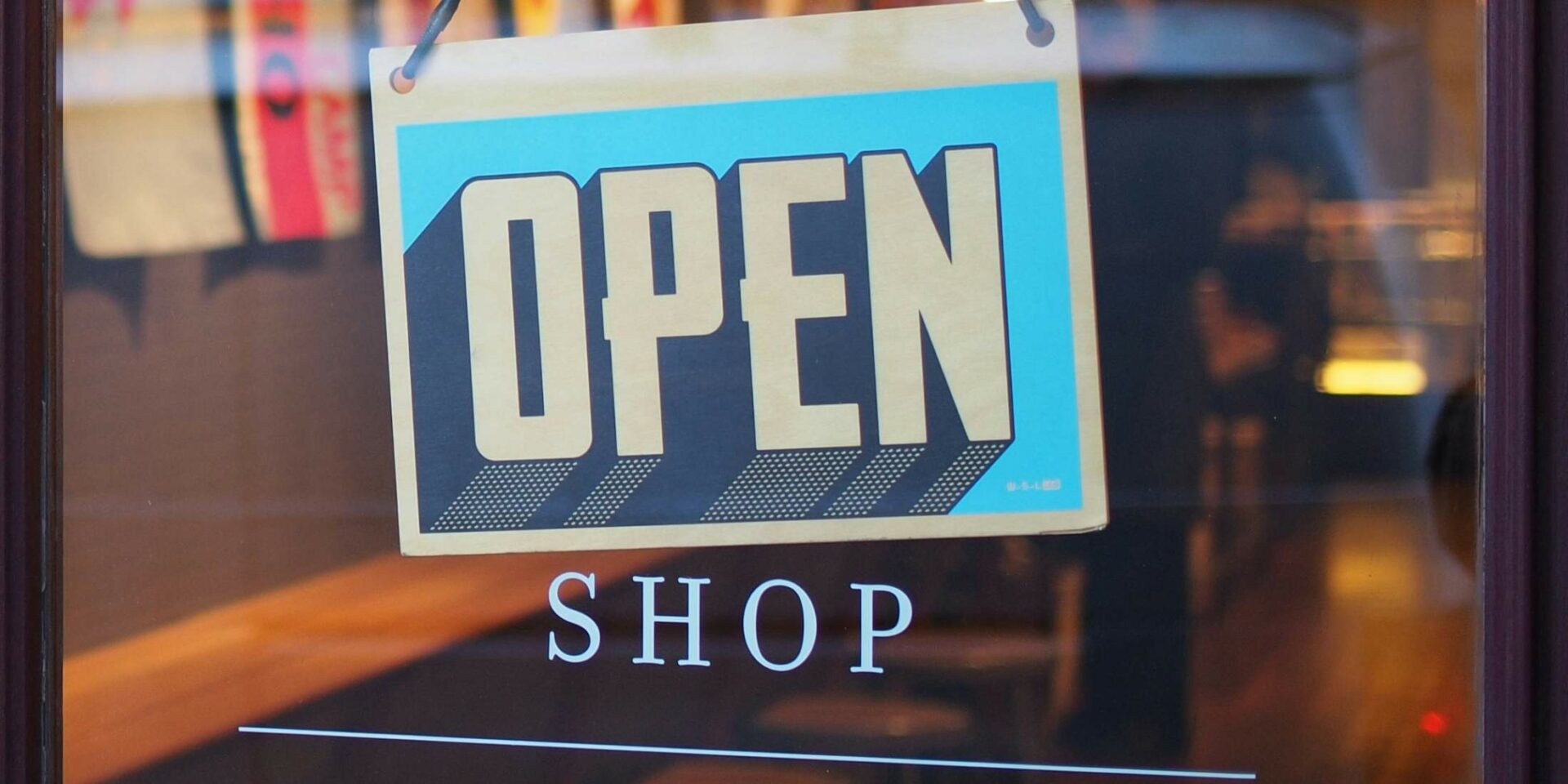 Pancarte open shop sur une porte de magasin