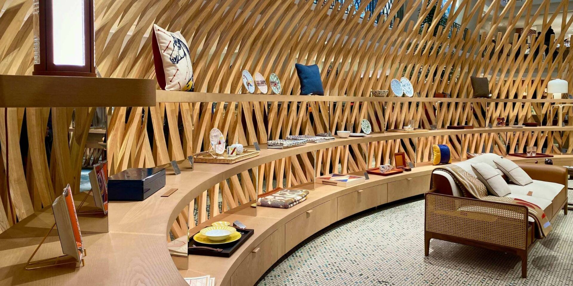 Estrades en bois et canapé de décoration avec coussins, aménagement d'un espace de travail