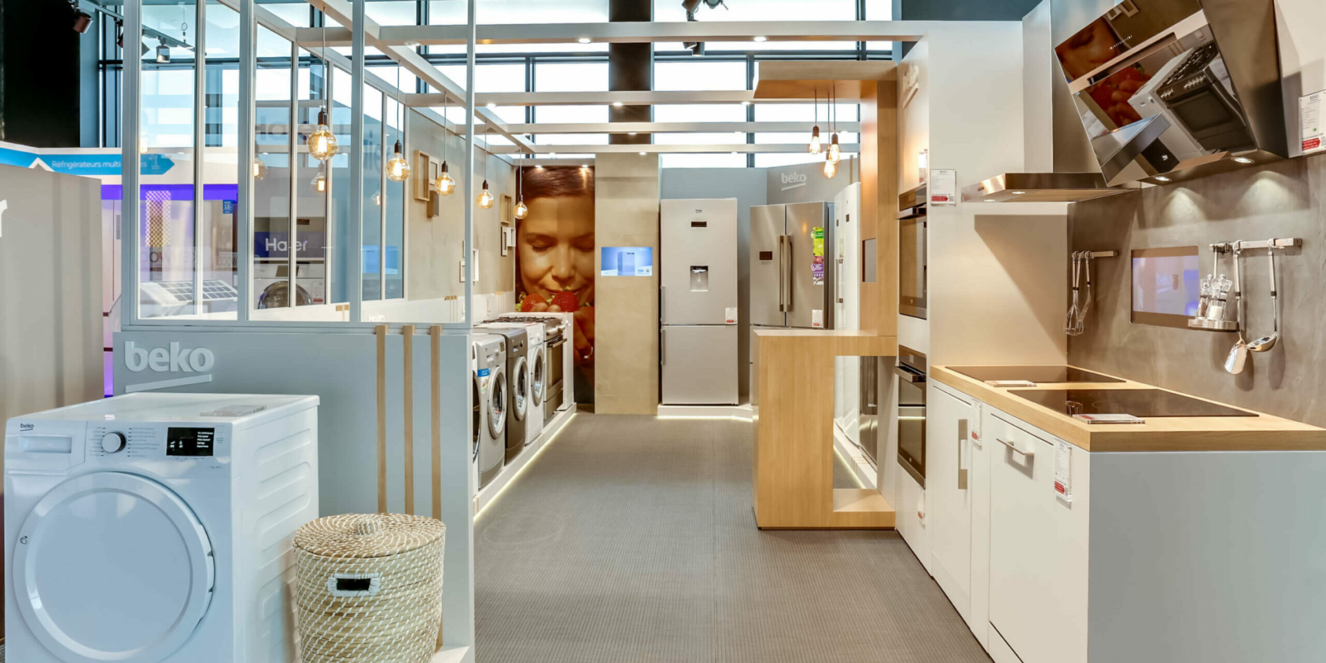 Aménagement d'un espace cuisine lumineux pour beko by WENES Aménagement