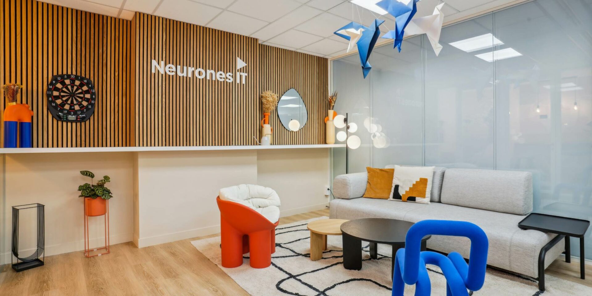 Espace détente et cosy de Neurones IT par WENES Aménagement
