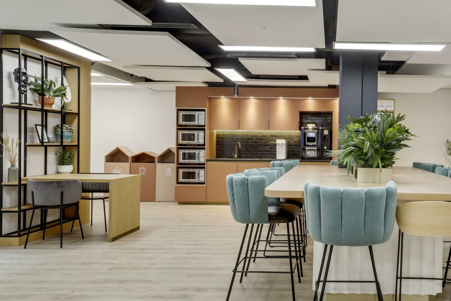 Cafétéria des bureaux Kastle by WENES Aménagement