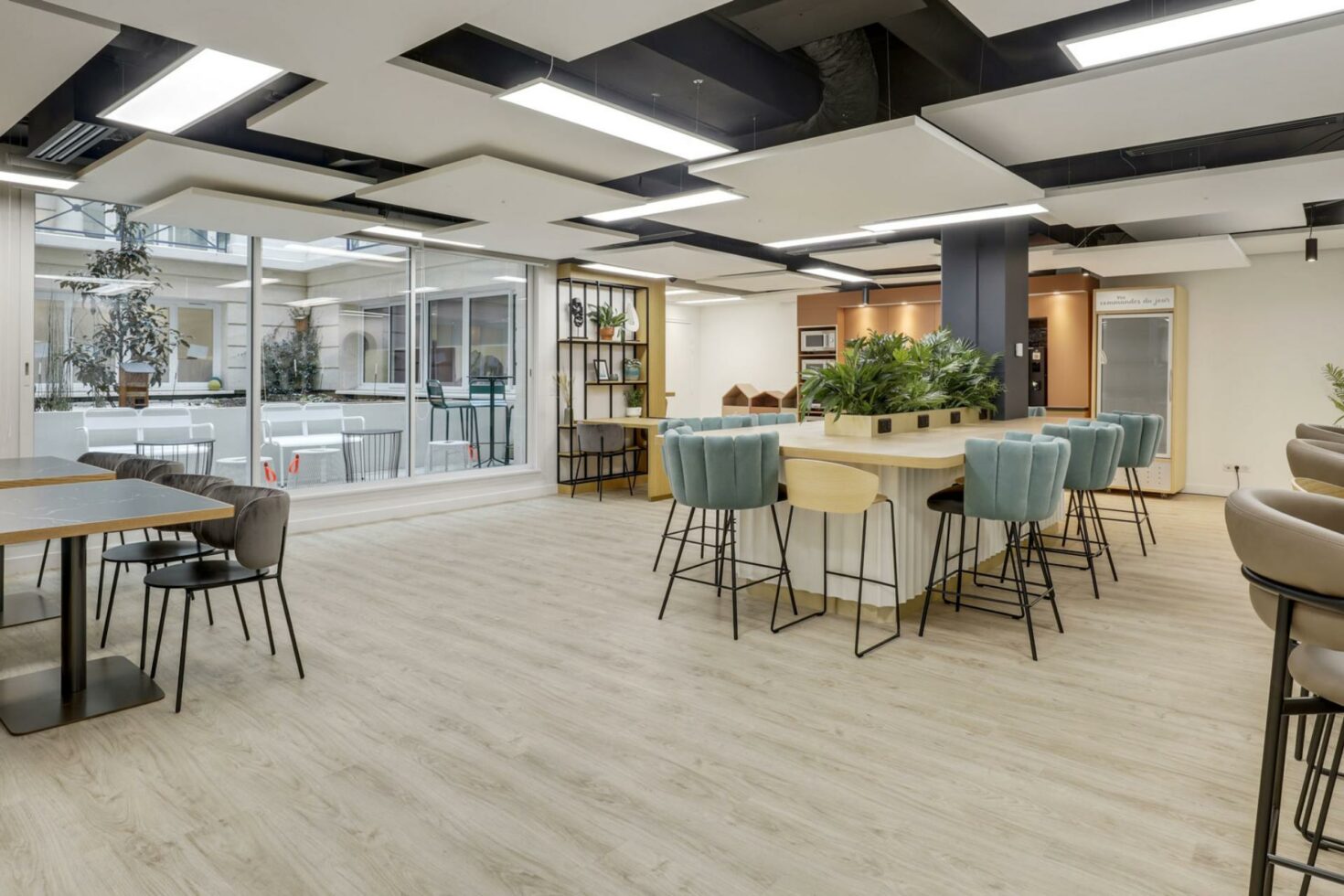 Espace de convivialité des bureaux Kastle by WENES Aménagement