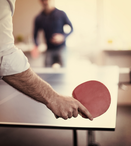Moment de détente sportif au bureau avec une partie de tenis de table
