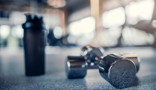 Altères et gourde pendant une séance de sport au travail