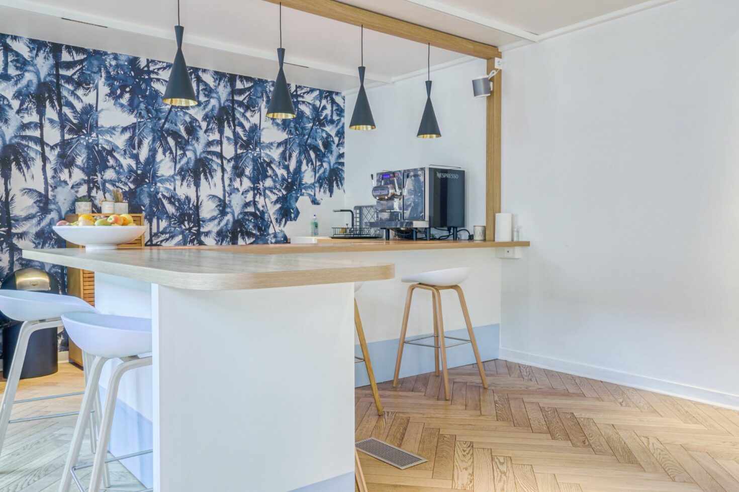 Espace cafétéria des bureaux HAVEA Paris by WENES Aménagement