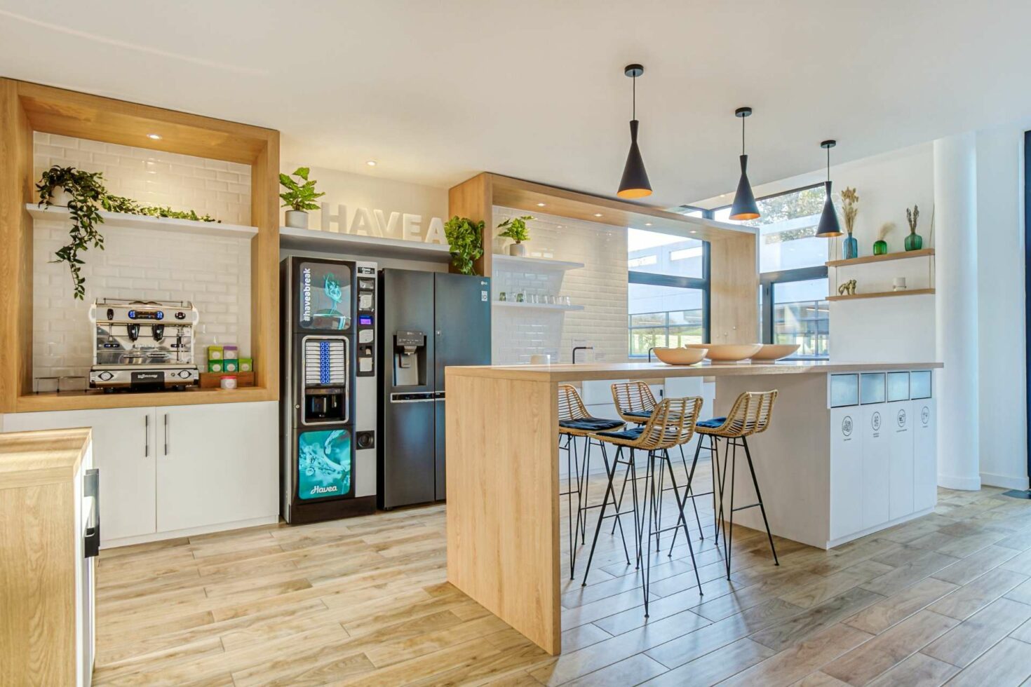 Espace bar des bureaux HAVEA Nantes by WENES Aménagement