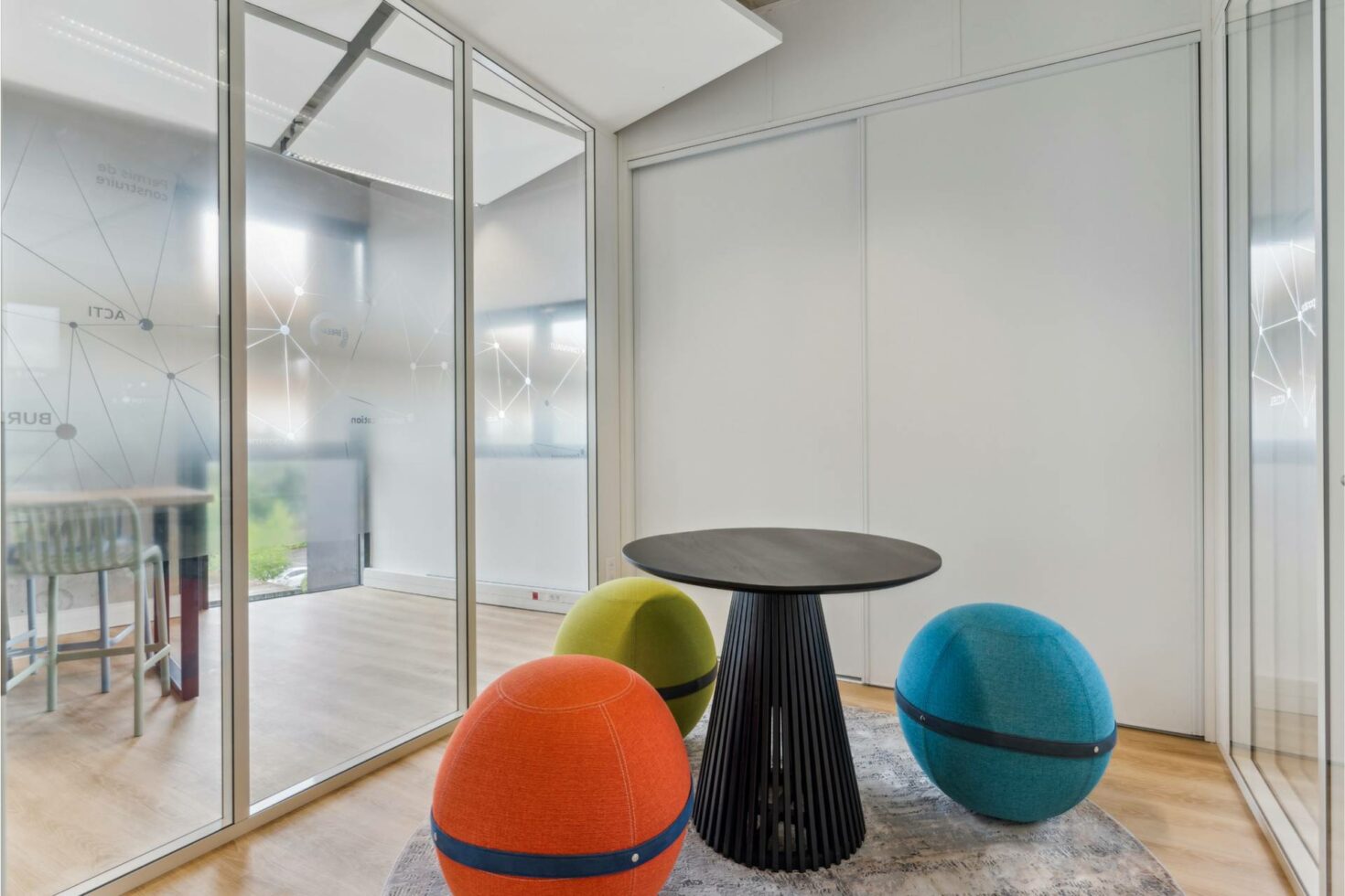 Salle de réunion des bureaux Sofira by WENES Aménagement