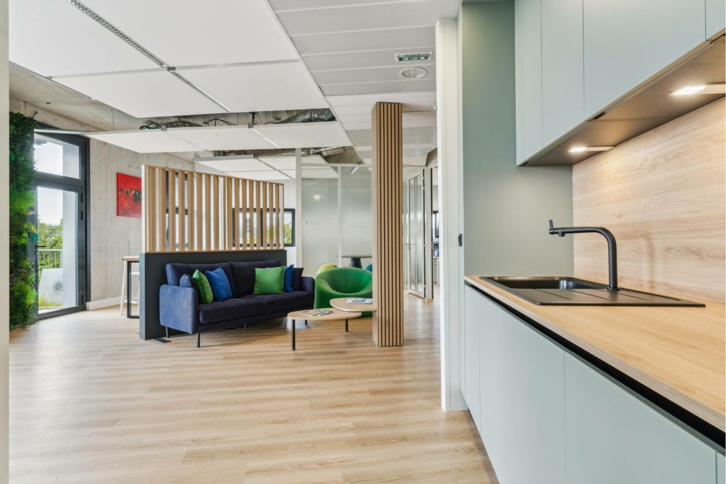 Espace d'accueil et cuisine des bureaux Sofira by WENES Aménagement