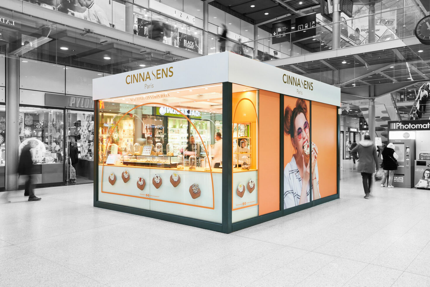 Vue de dos du pop-up store Cinnasens à Gare Saint Lazare by WENES Aménagement