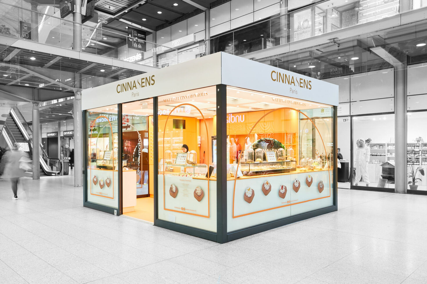 Vue de l'angle du pop-up store Cinnasens à la gare saint LAZARE by WENES Aménagement