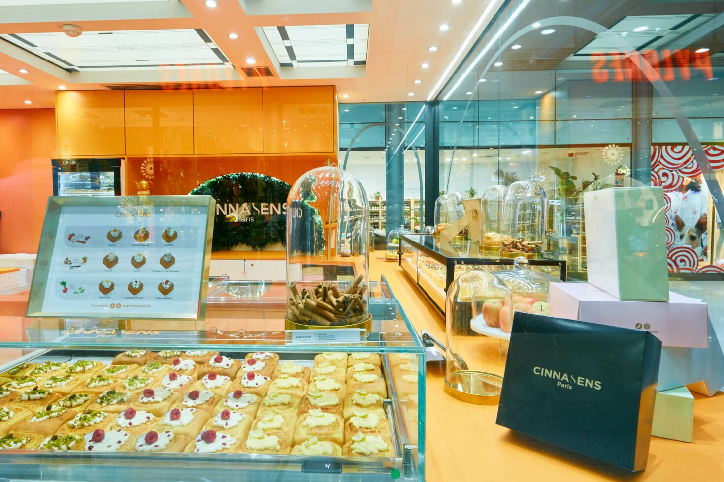 Vue des produits du pop-up store Cinnasens à la gare saint LAZARE by WENES Aménagement