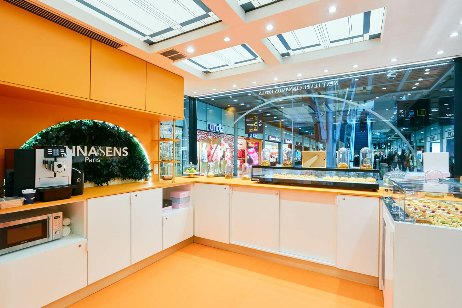 Vue de l'intérieur du pop-up store Cinnasens à la gare saint LAZARE by WENES Aménagement