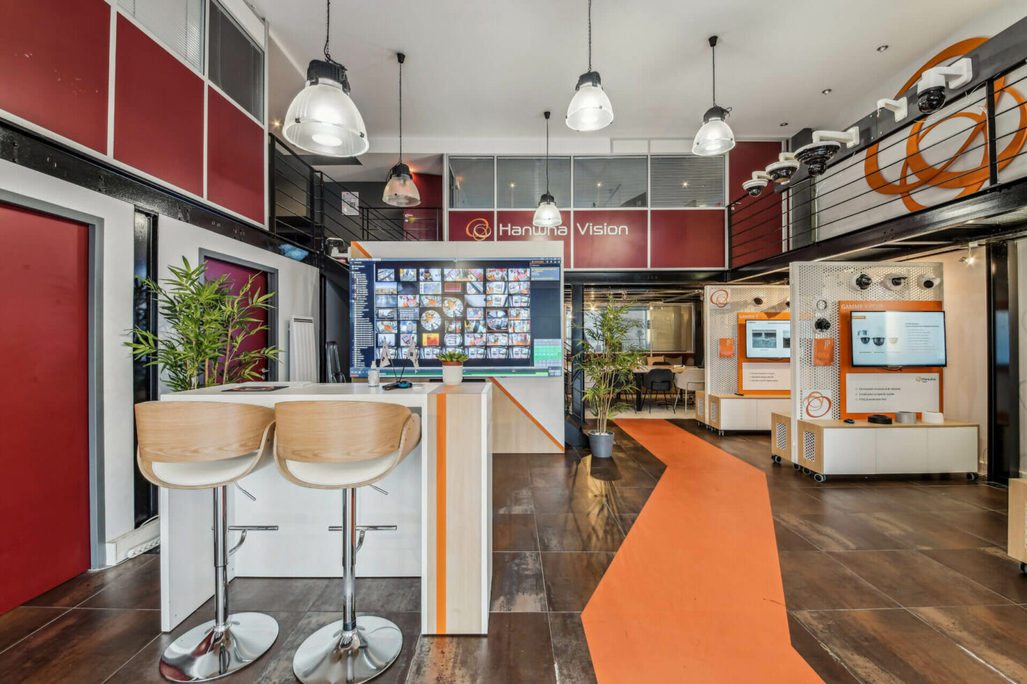 Vue de l'entrée du showroom Hanwha by WENES Aménagement