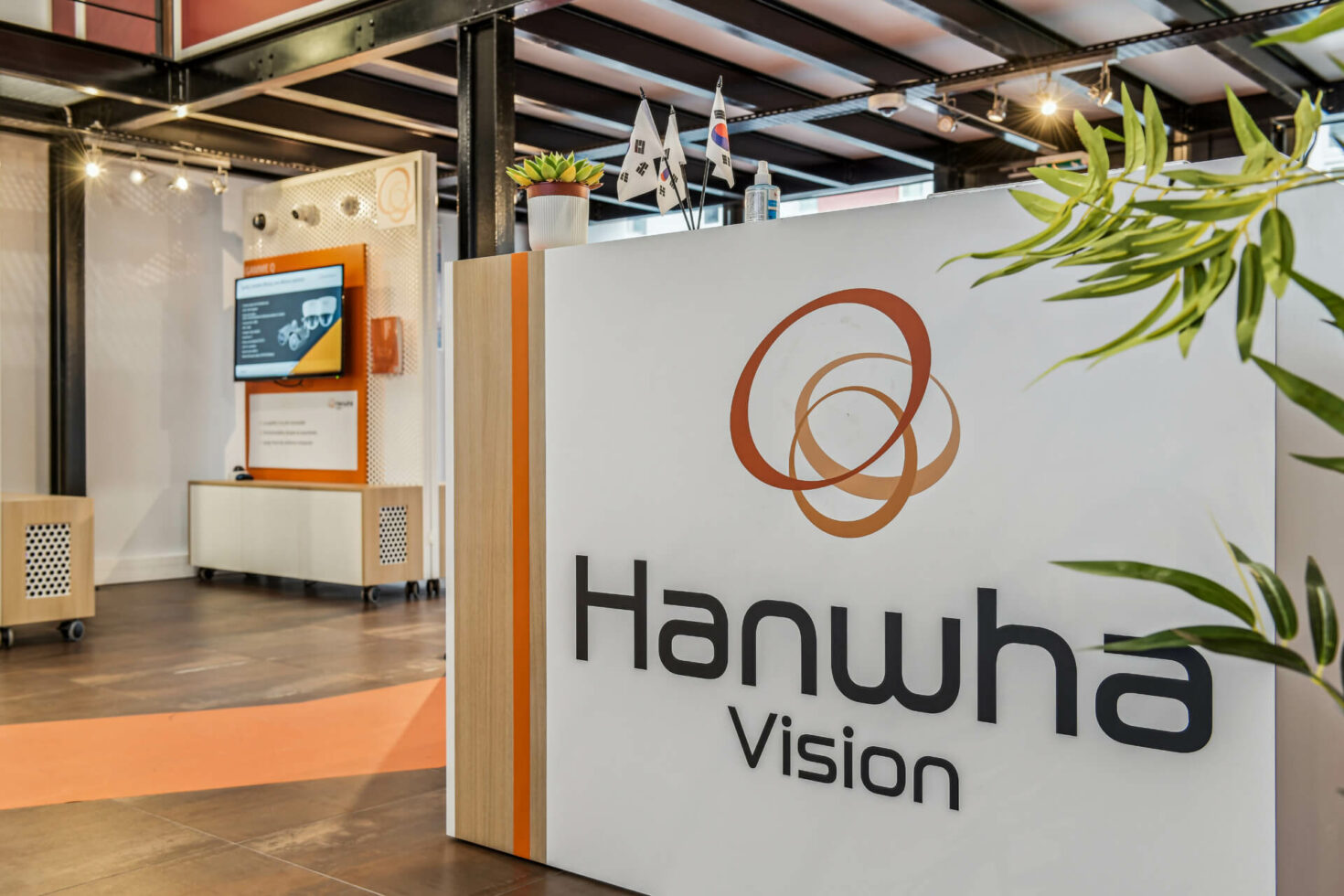 Focus sur l'identité de la marque du showroom Hanwha by WENES Aménagement