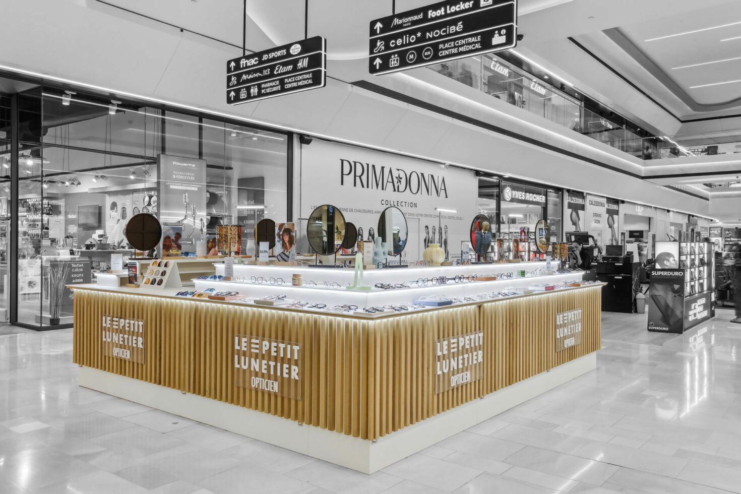 Vue de profil du pop-up store Le Petit Lunetier au centre commercial de Créteil by WENES Aménagement