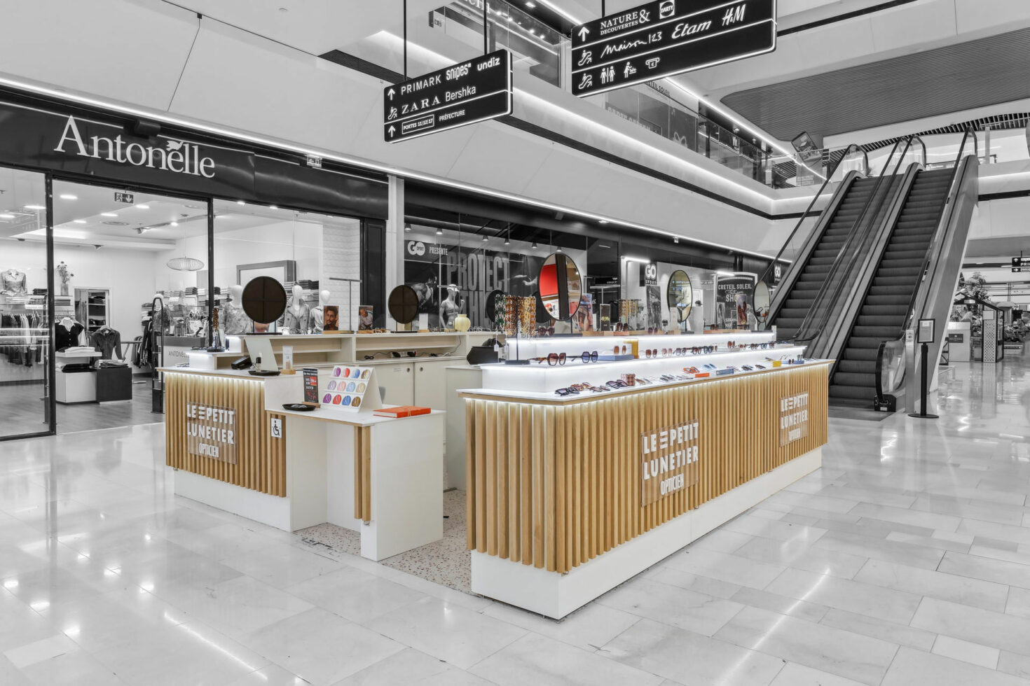 Vue de l'entrée du pop-up store Le Petit Lunetier au centre commercial de Créteil by WENES Aménagement