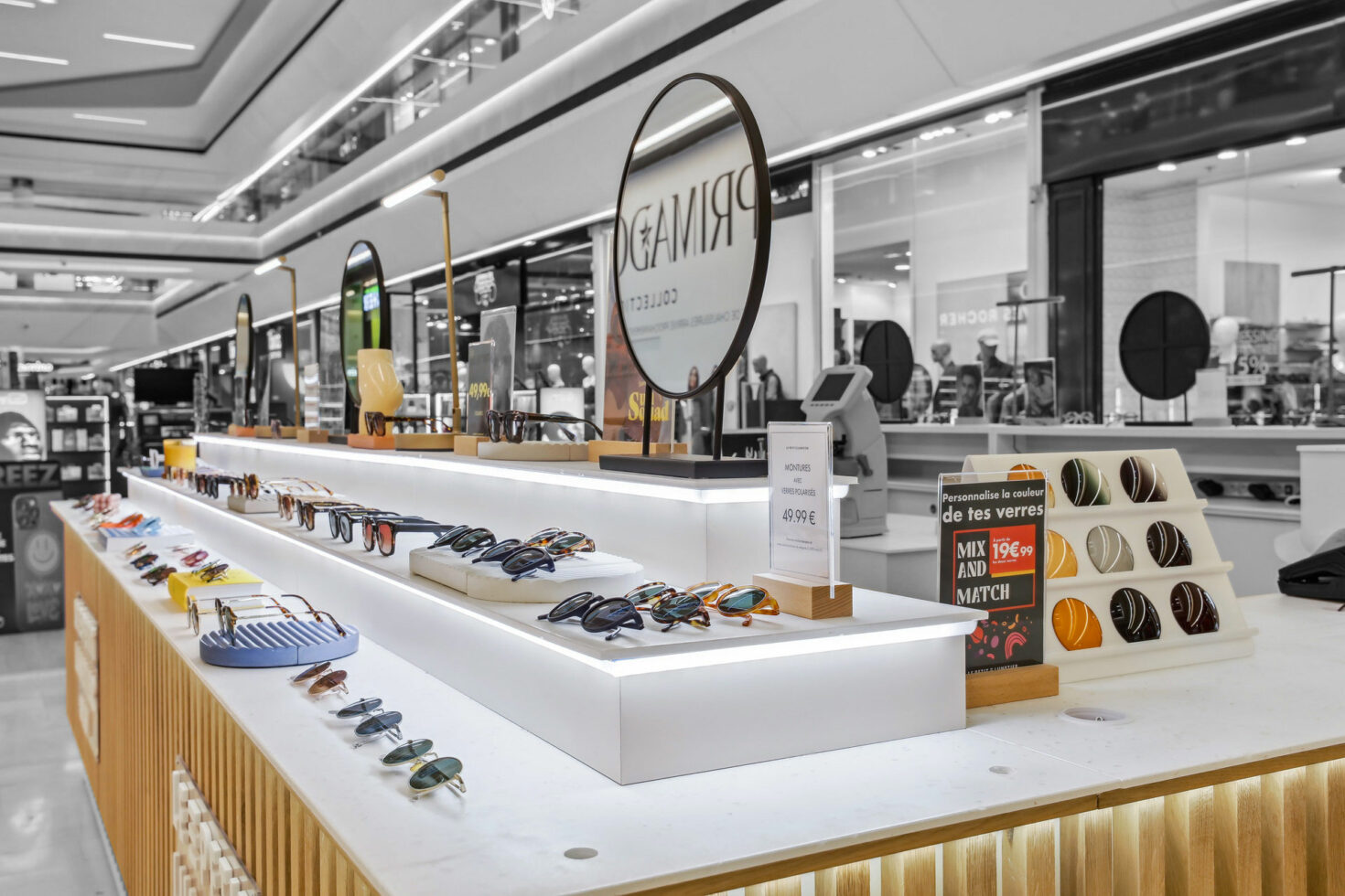Vue rapprochée du pop-up store Le Petit Lunetier au centre commercial de Créteil by WENES Aménagement
