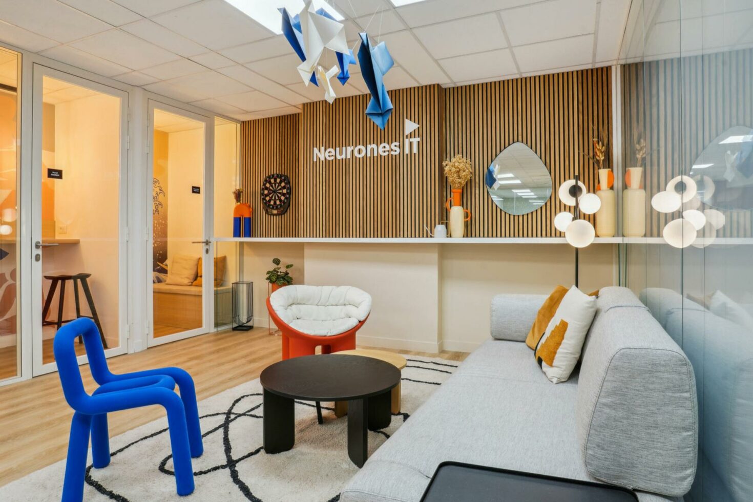 Aménagement de l'espace accueil des bureaux Neurones IT par WENES Aménagement