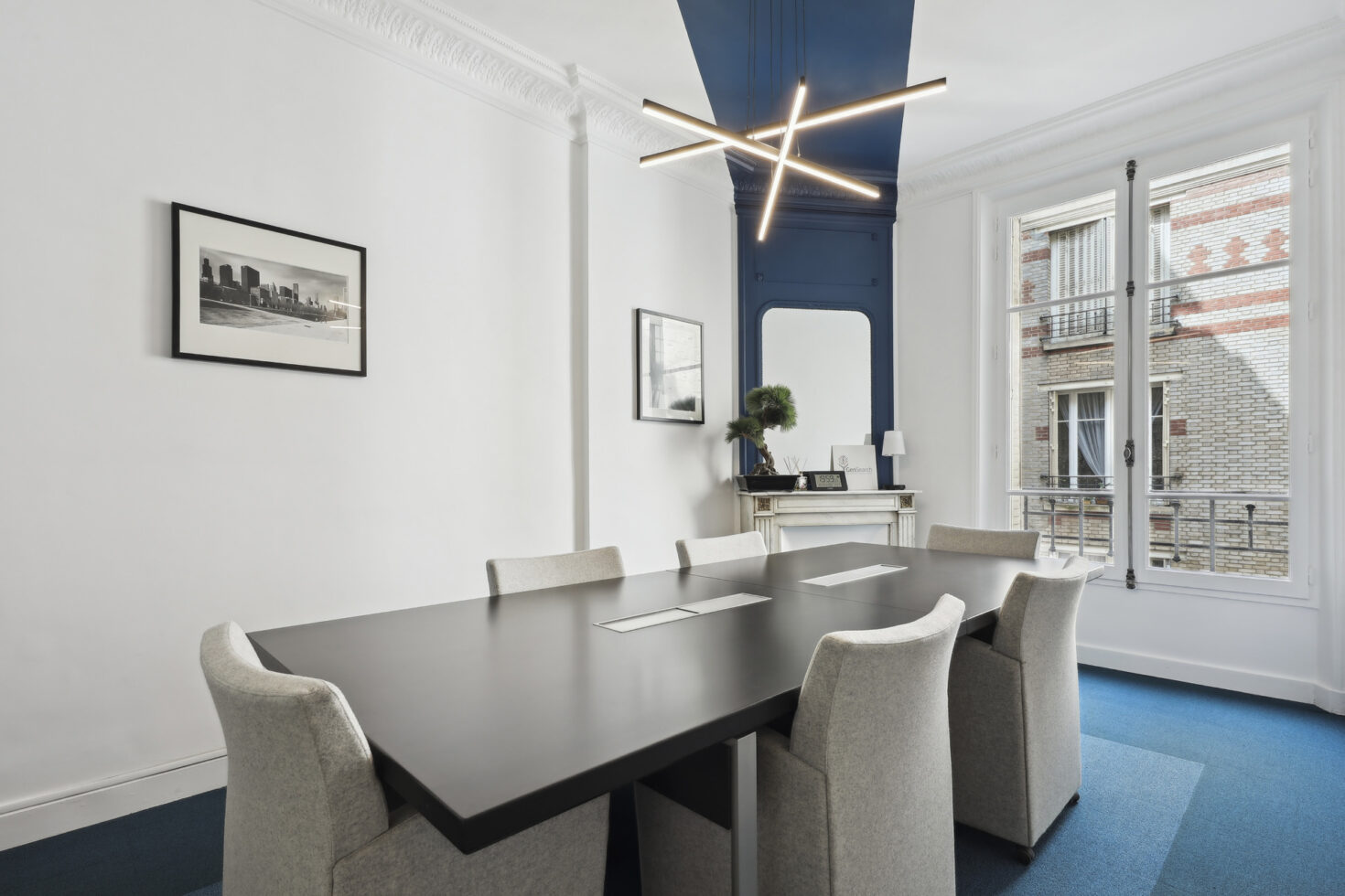 Salle de réunion des bureaux Gensearch by WENES Aménagement