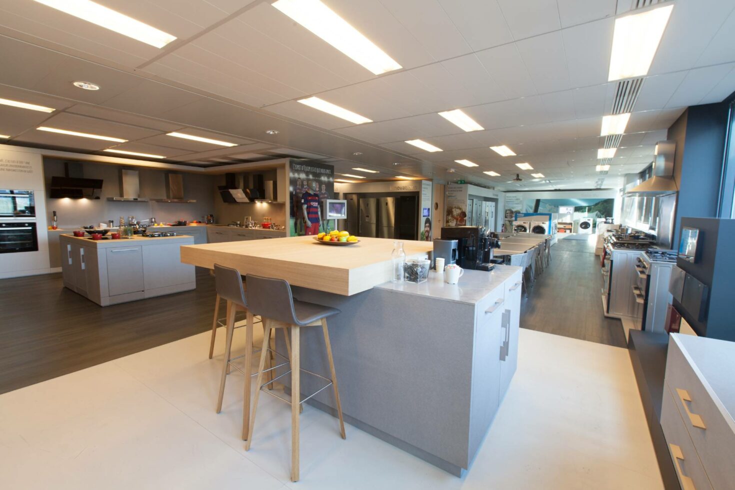 Espace bar du showroom Beko by WENES Aménagement