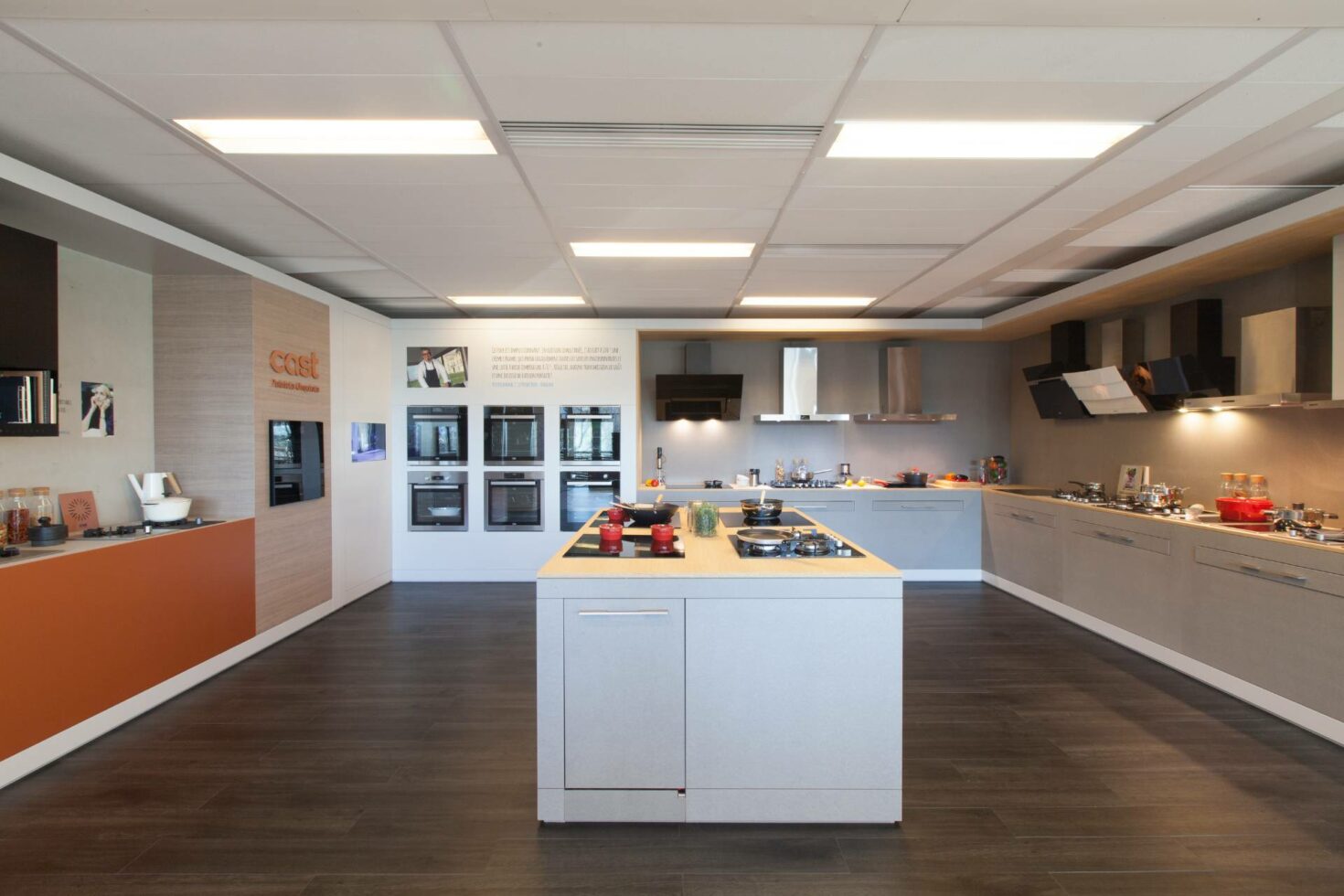 Vue d'ensemble du showroom Beko by WENES Aménagement