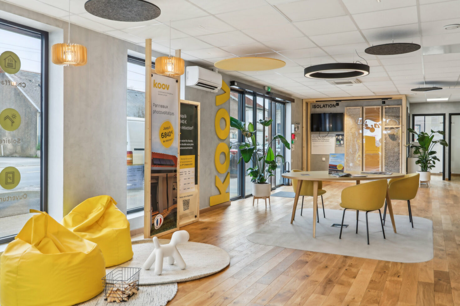Vue intérieure du showroom sur-mesure Koov by WENES Aménagement