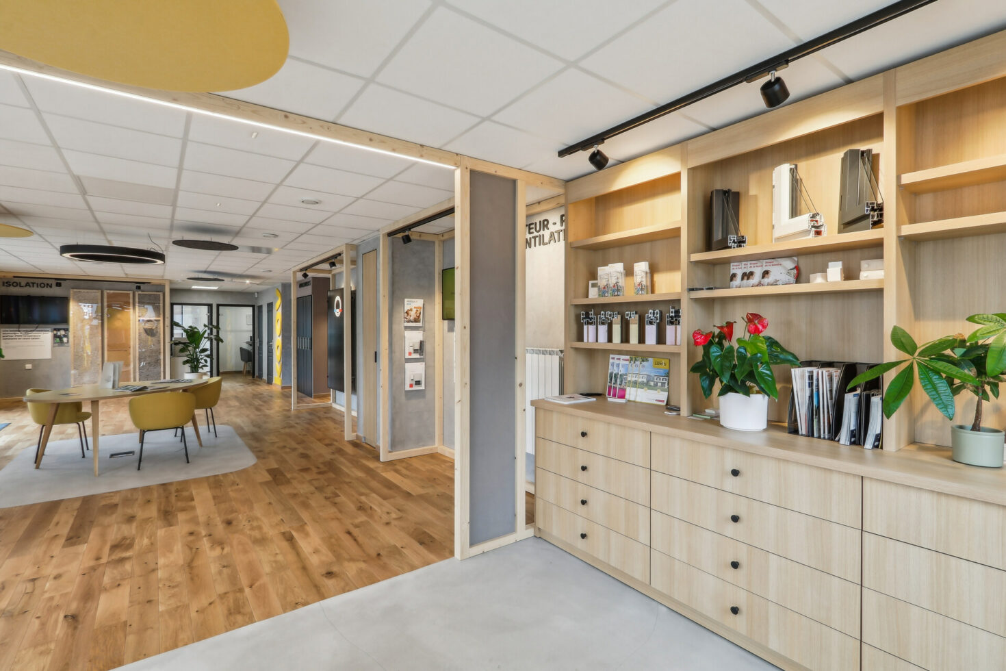 Vue bibliothèque du showroom sur-mesure Koov by WENES Aménagement