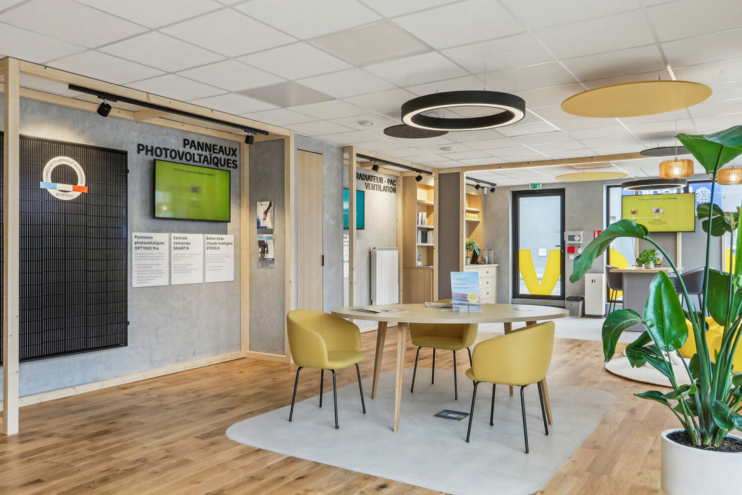 Mise en avant des produis panneaux photovoltaïques du showroom sur-mesure Koov by WENES Aménagement