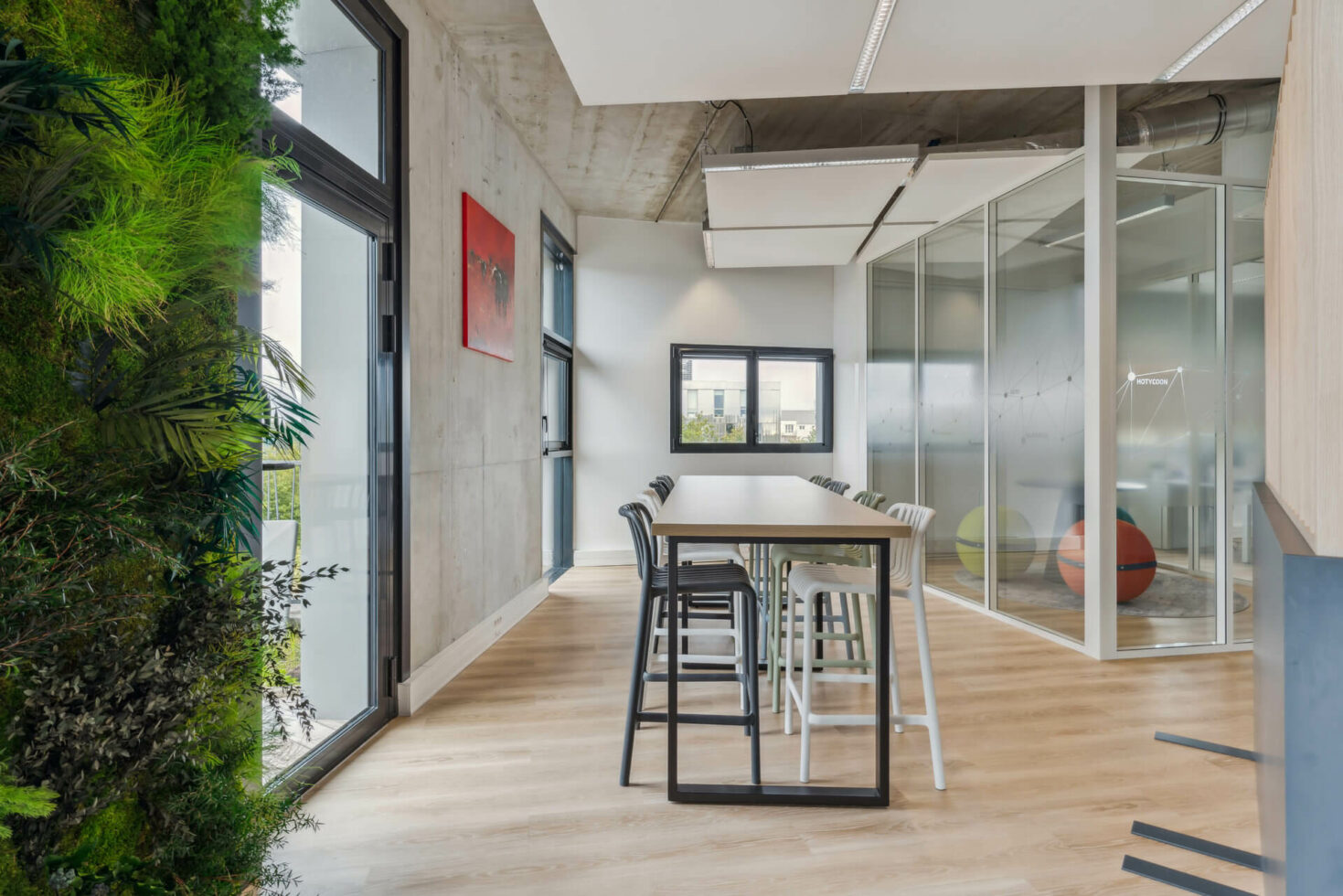 Espace de réunion des bureaux Sofira by WENES Aménagement