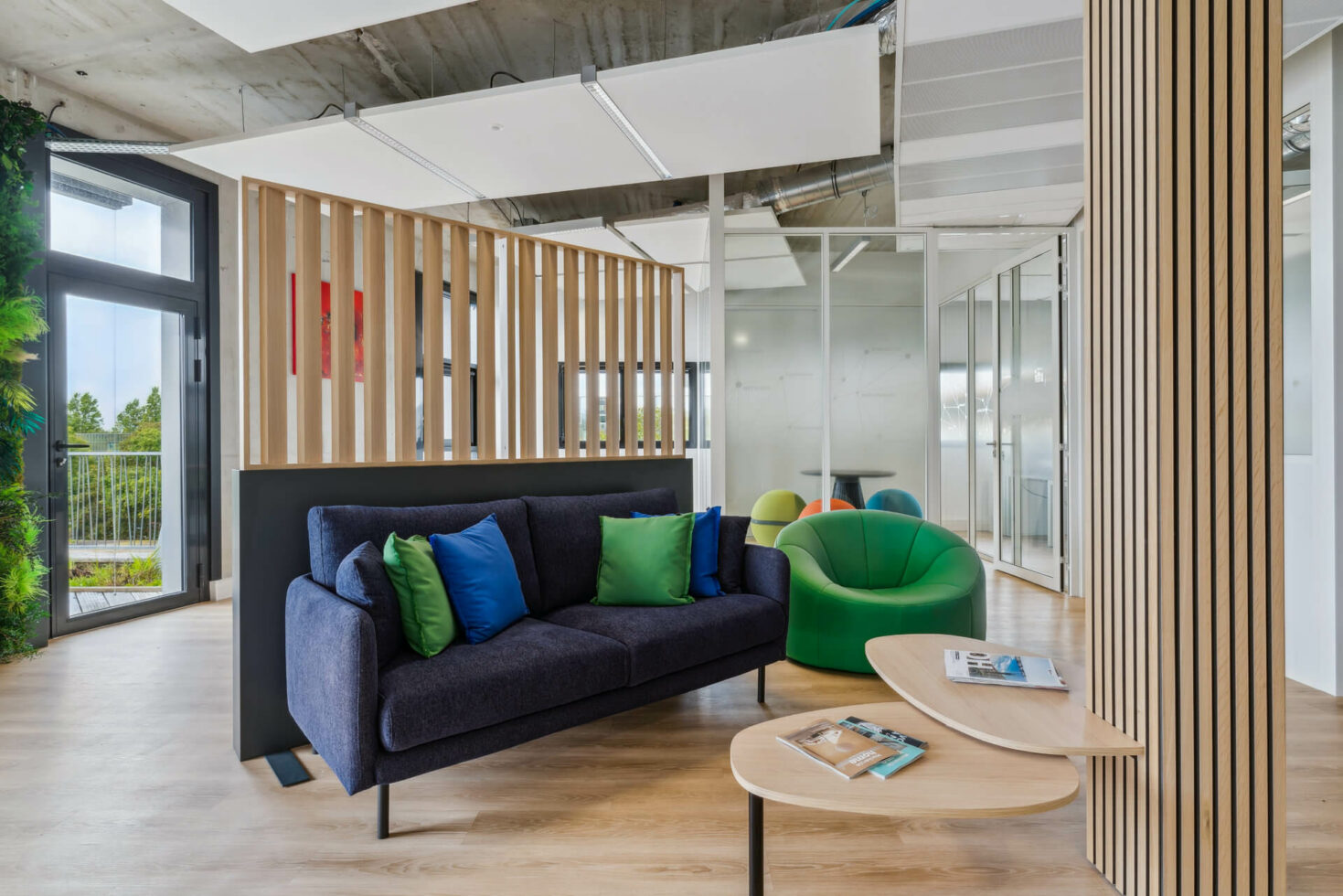 Espace d'accueil et d'attente des bureaux Sofira by WENES Aménagement