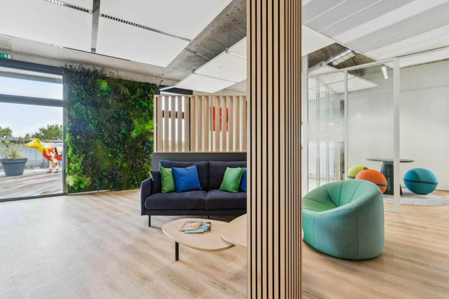 Vue du nouvel espace d'accueil avec mur végétal des bureaux Sofira by WENES Aménagement