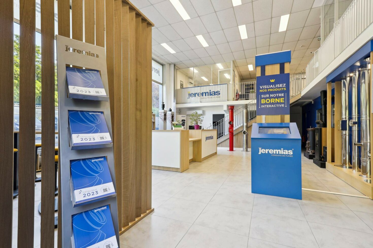 Vue de l'entrée du showroom Jeremias by WENES Aménagement