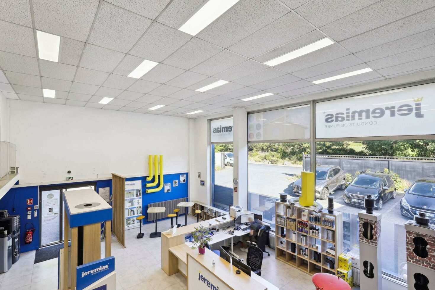 Vue de haut du showroom Jeremias by WENES Aménagement