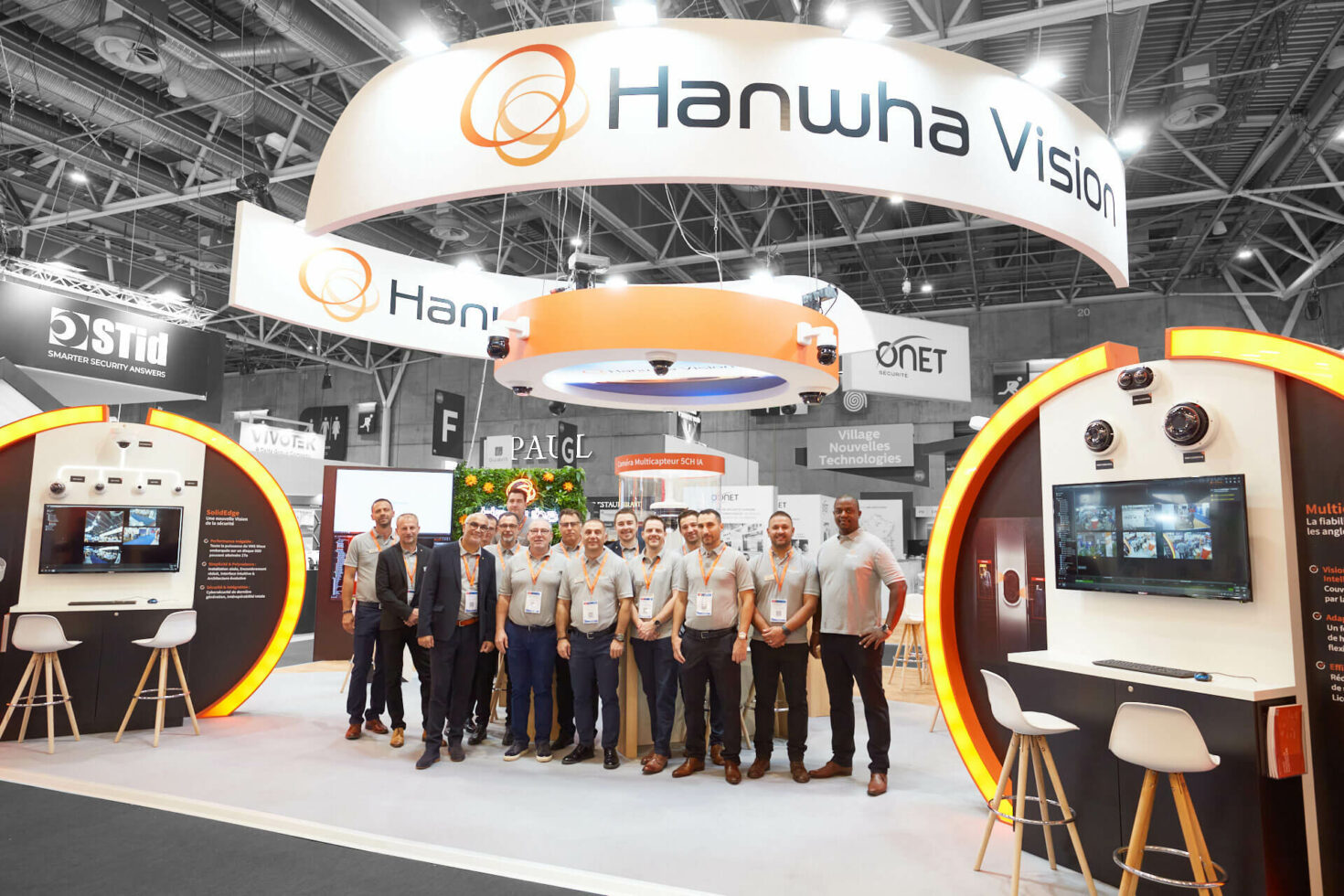 Equipes des bureaux Hanwha sur le stand au salon APS by WENES Stand