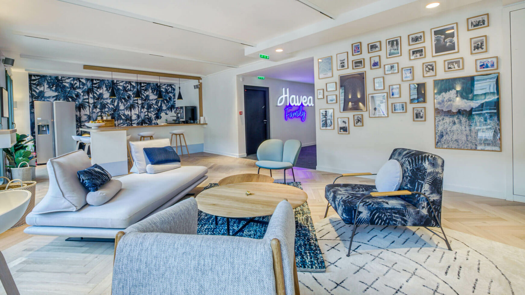 Réalisation des bureaux HAVEA Paris sespaces détente et néons
