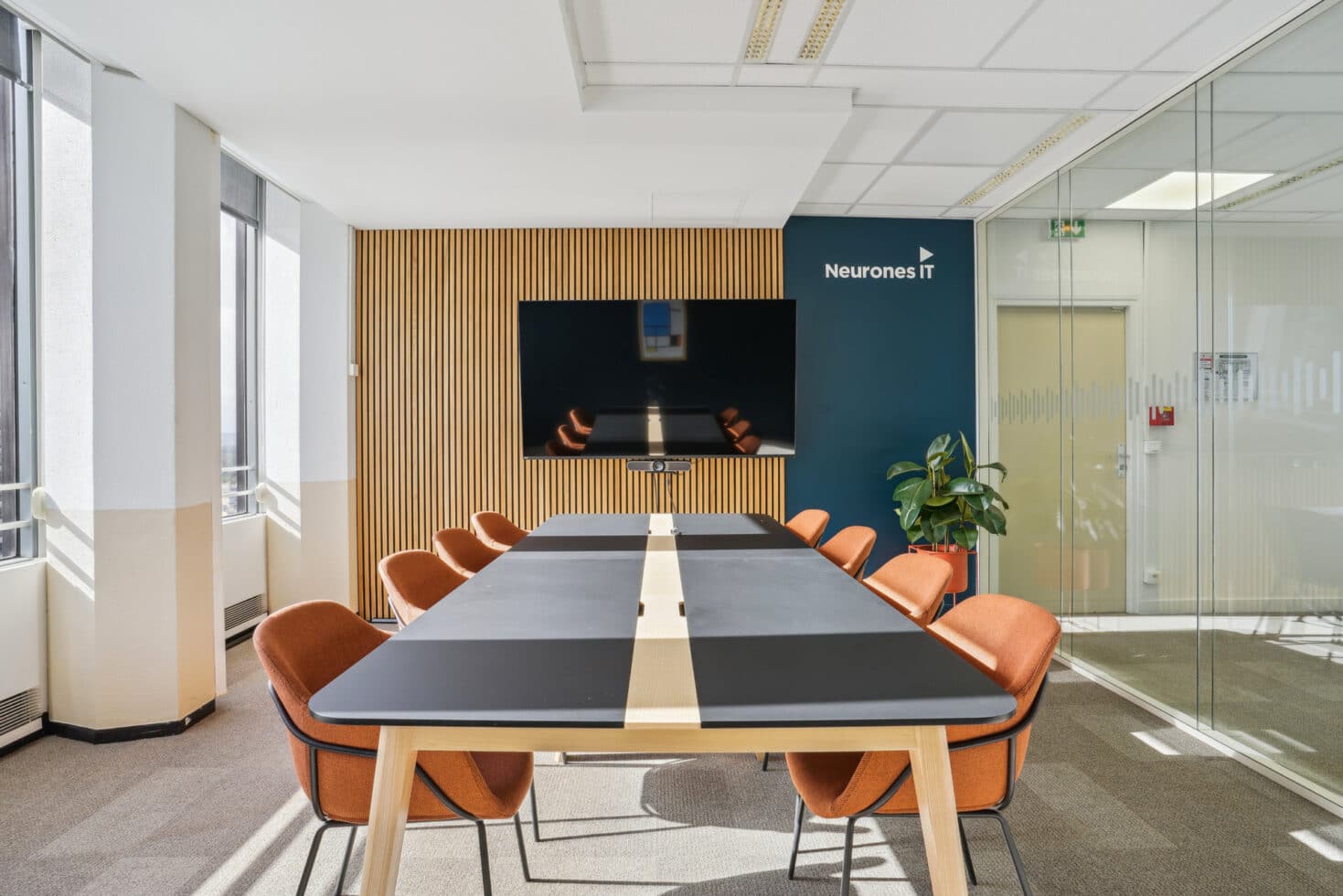 wenes-amenagement-article-salle-de-reunion-hybride-03