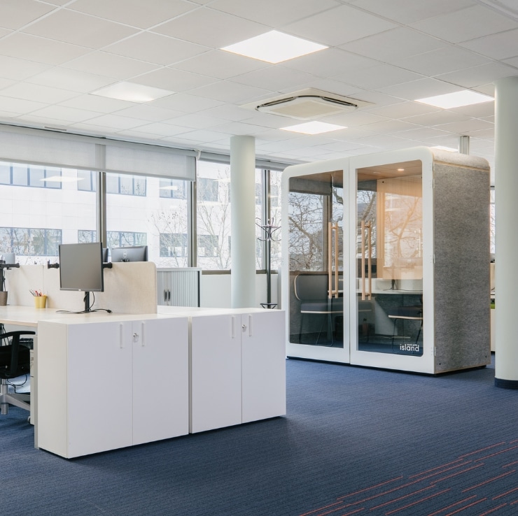 Vue sur l'openspace et les callbox des bureaux Orisha