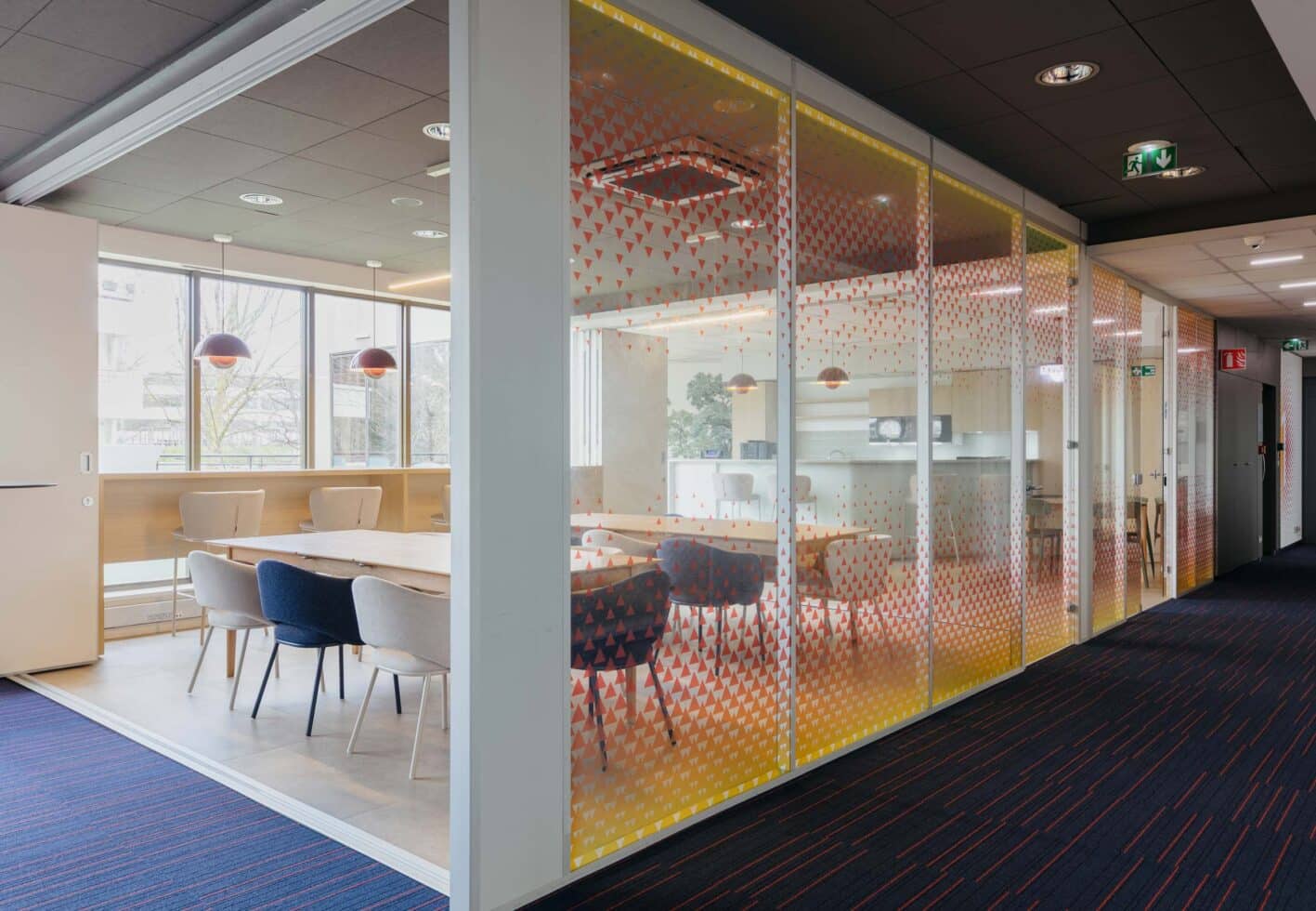 Plan large de l'espace cafétéria des bureaux Orisha