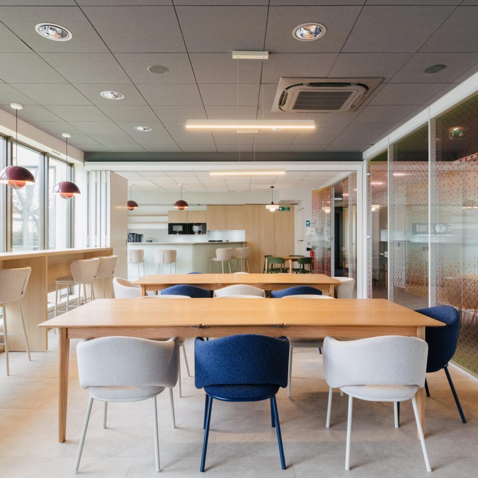 Vue d'ensemble de l'espace cafétéria des bureaux Orisha