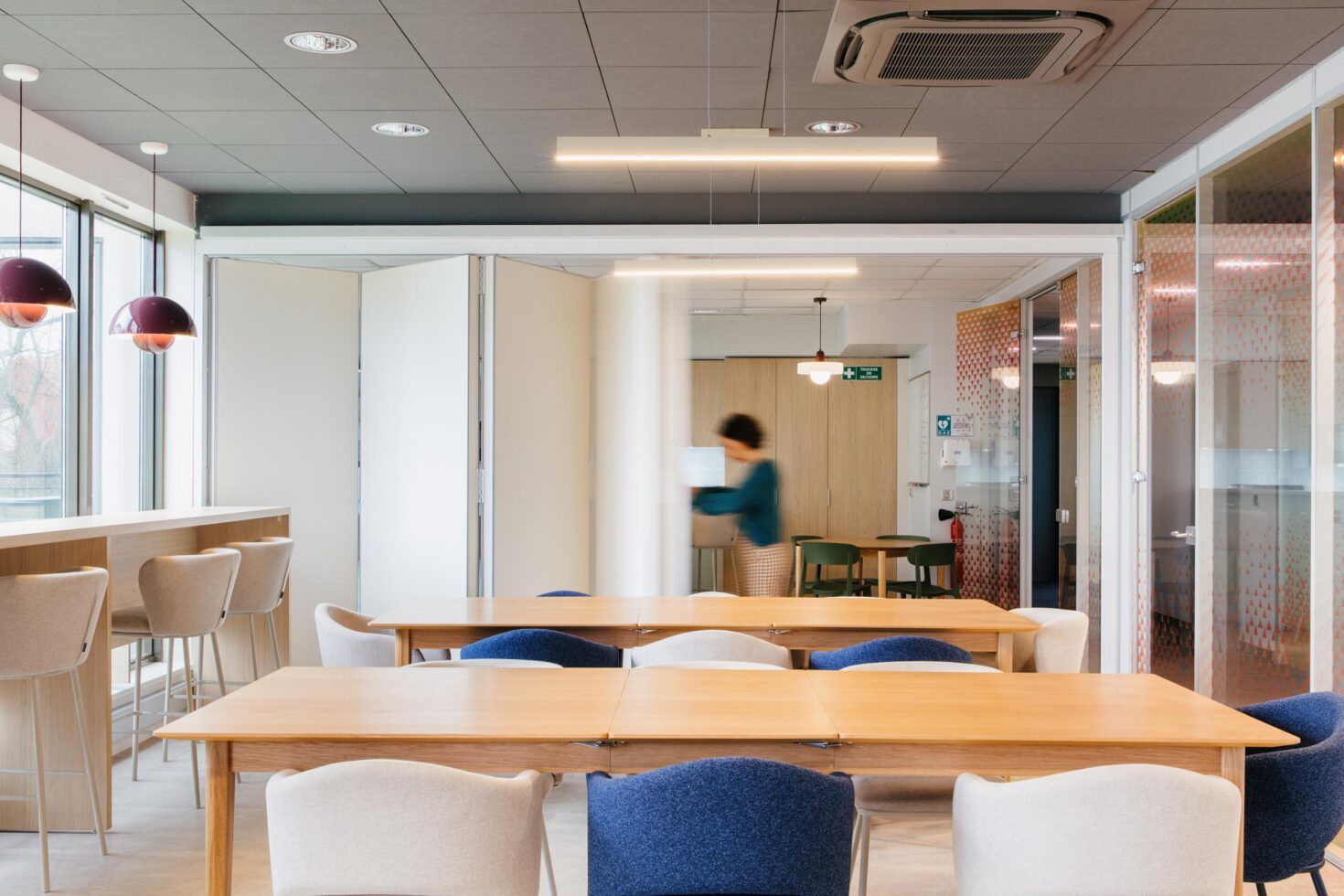 Mur mobile séparant deux espaces dans les bureaux Orisha