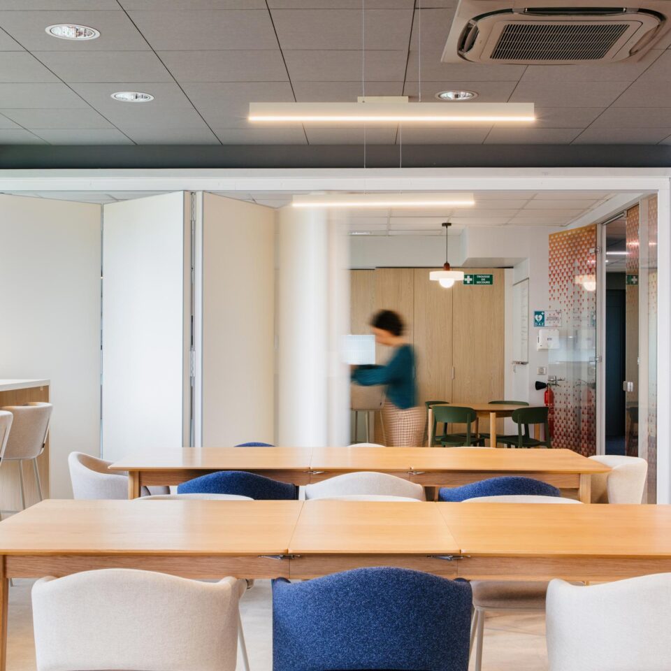 Mur mobile séparant deux espaces dans les bureaux Orisha